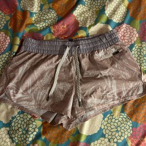 Vuori athletic shorts size medium like new